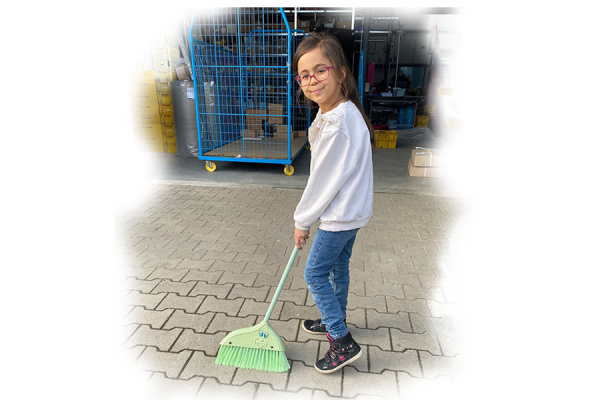 Childrens broom with handle (green)